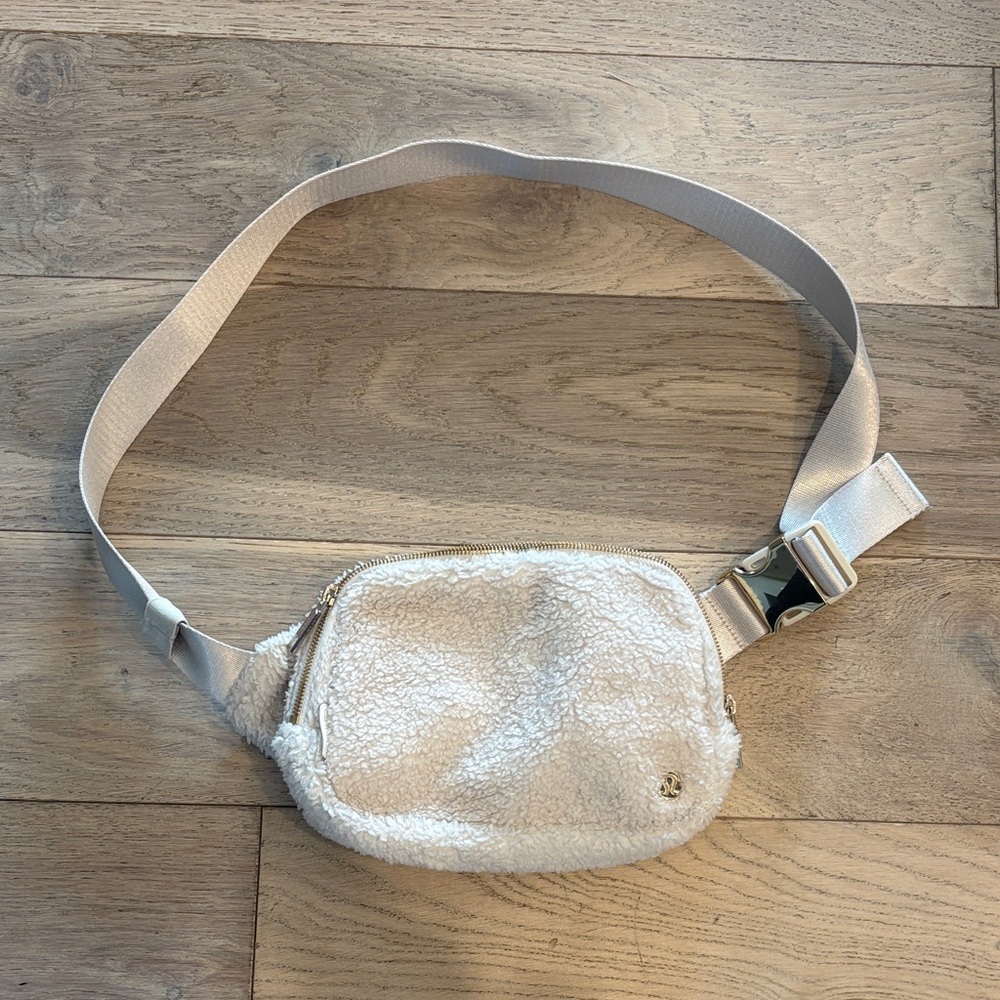 lululemon Everywhere Belt Bag Large 2L Fleece - White Opal/Gold